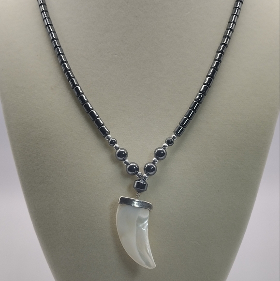 Hematite necklace Mother of pearl carved claw pendant - Picture 3 of 11